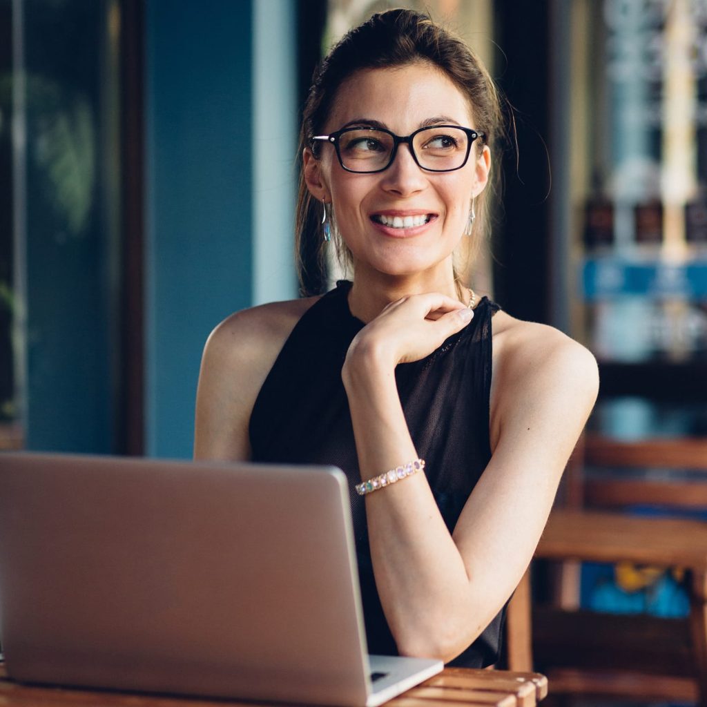 attractive business woman working at his laptop P6AMUS6
